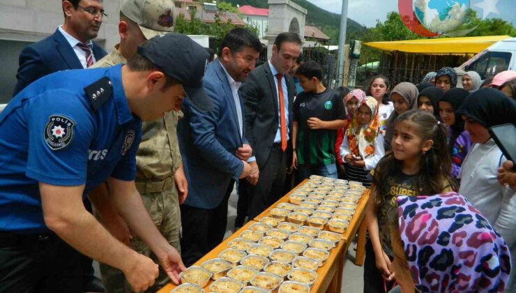 Posof’ta Muharrem Ayı Coşkusu: Vatandaşlara Aşure İkramı