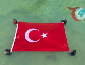 Van Gölü’nde Bayrak Açan Dalgıçlar Denizcilik Bayramını Kutladı