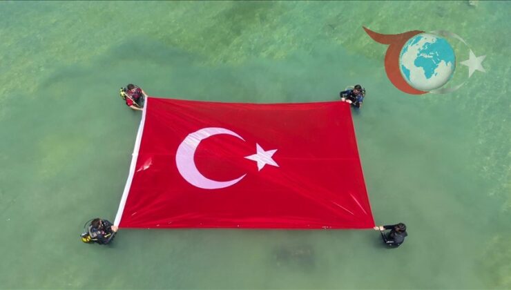Van Gölü’nde Bayrak Açan Dalgıçlar Denizcilik Bayramını Kutladı