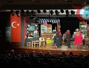 Vatan Sevgisi Tiyatrosu Gençlerle Buluşmaya Devam Ediyor