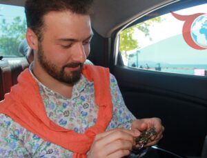 Zeka Oyunlarıyla Yolculuğu Eğlenceye Dönüştüren Taksici