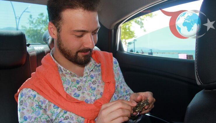 Zeka Oyunlarıyla Yolculuğu Eğlenceye Dönüştüren Taksici