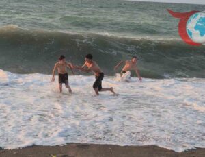 Akçakoca’da Atılmış Ailesinin Tehlikeli Deniz Eğlencesi