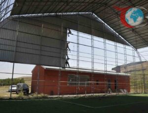 Akyaka’nın Kapalı Halı Sahasında Yenileme Çalışmaları Başladı