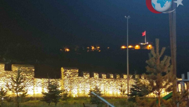 Ardahan Kalesi’nin Işıklandırılması Tarihi Yapıya Yeni Bir Soluk Getirdi