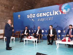 Başkan Büyükkılıç Gençlerle “Gesi Bağları” Türküsüyle Buluştu