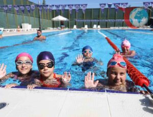 Bursa’da Minik Yüzücüler Sertifikalarına Kavuştu