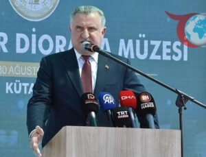 Gençlik ve Spor Bakanı Osman Aşkın Bak, 30 Ağustos Zafer Bayramı’nda Kütahya’da Gençlerle Buluştu