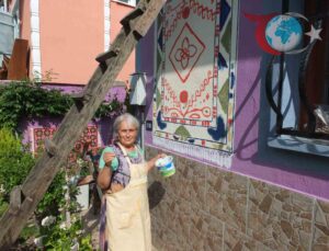 Gördes’in Kültürel Mirasını Duvarlara İşleyen Kadın