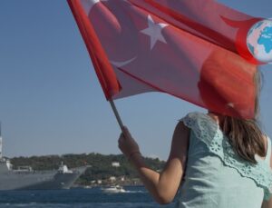 İstanbul Boğazı’nda Gurur Dolu Geçiş: TCG Anadolu ve Savarona