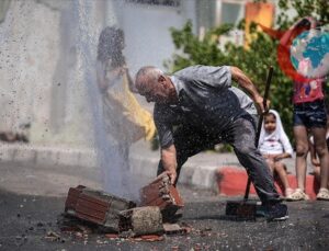 İzmir’de Patlayan Su Borusu Mahalleliyi İsyan Ettirdi