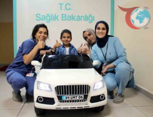 Midyat Devlet Hastanesi’nde Çocuklara Ameliyat Öncesi Akülü Araba Sürprizi