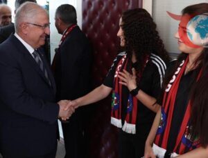 Milli Savunma Bakanı Güler’den Yüksekova’nın Kadın Futbolcularına Büyük Destek
