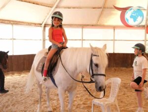 Minik Yürekler Atlarla Buluşuyor: Kocaeli’de Ücretsiz Binicilik Eğitimi