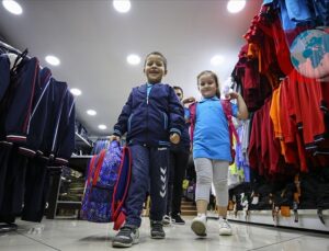 Okul Kıyafeti Alışverişinde Hareketlilik Artıyor: Veliler Sade ve Yedekli Tercih Ediyor
