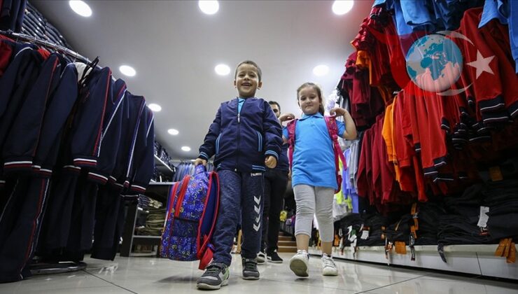 Okul Kıyafeti Alışverişinde Hareketlilik Artıyor: Veliler Sade ve Yedekli Tercih Ediyor