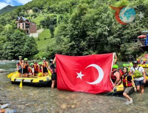 Rize’nin Zafer Coşkusu: Fırtına Deresi’nde Rafting ve Türk Bayrağı Şovu