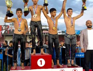 Ali Küçük’ten Tarihi Başarı: Elmalı Yağlı Güreşleri’nin Şampiyonu