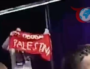 Amazon Yetkilisinin Bosna Hersek’teki Konuşması Protestoya Sahne Oldu