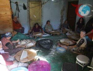 Artvin’in Kadınları Geleneksel İmece Usulüyle Kış Hazırlıklarını Sürdürüyor