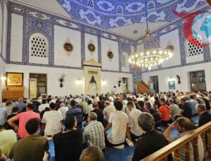 Bandırma’da Mevlid Kandili Coşkusu: Camiler Dolup Taştı