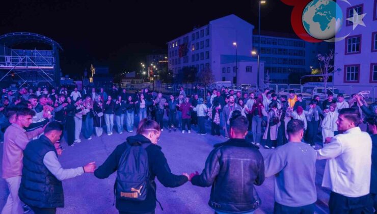 Bitlis’te Geleneksel Anadolu Ezgileriyle Coşku Dolu Bir Şenlik Başladı