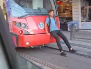 Bursa’da Tramvayın Arkasında Tehlikeli Yolculuk Yapan Çocuk Paniğe Neden Oldu