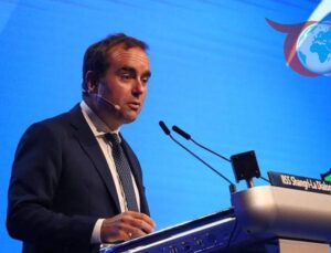 Fransa’da Siyasi Arena Yeniden Şekilleniyor: Lecornu Başbakanlık Koltuğunda