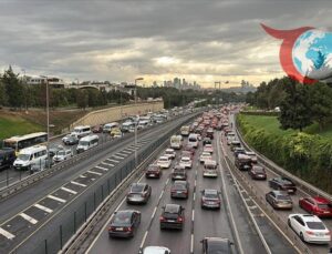 İstanbul’da Trafik Yoğunluğu ve Yağış Sebebiyle Zorlu Gün