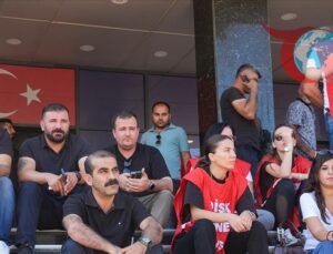 İzmir’de İşçilerin Alacak Eylemi: Maaş Krizi Büyüyor