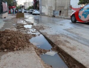 İzmir’de Patlayan Su Borusu Mahallede Sorun Yarattı