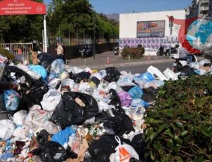 Karşıyaka’da Çöpler Sorun Olmaya Devam Ediyor: Vatandaş Tepkili