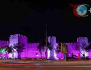 Kayseri Kalesi Mor Renkle Aydınlandı: Halk Sağlığı Haftası’nda Erken Teşhisin Önemi Vurgulanıyor