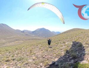 Kayseri’de Paraşütçülerin Eşsiz Deneyimi: Eşeklerle Dağa, Gökyüzüne Uçuş