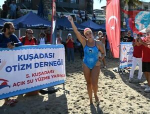 Kuşadası’nda Otizm Farkındalığı İçin Yüzme Yarışı Düzenlendi