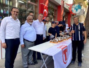 Manisa Alaşehir’de Kurtuluş Günü Coşkusu: Üzüm Suyu İkramı Büyük İlgi Gördü