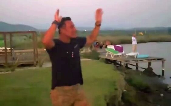 Mustafa Sandal Akyaka’da Hayranlarına Sürpriz Yaptı