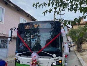 Orhaneli’nde Düğün Konvoyuna Renkli Dokunuş: Halk Otobüsü Gelin Arabası Oldu