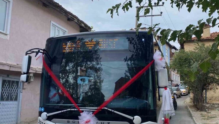 Orhaneli’nde Düğün Konvoyuna Renkli Dokunuş: Halk Otobüsü Gelin Arabası Oldu