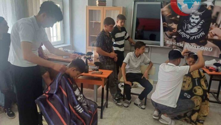 Tomarza’da Eğitim Öncesi Öğrencilere Ücretsiz Tıraş Hizmeti