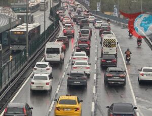 Yağışlı Hava İstanbul Trafiğini Felç Etti