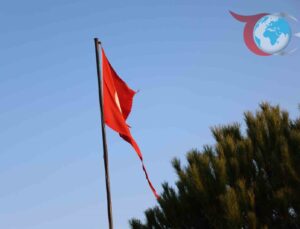 Aydın Köşk’te Yırtılmış Bayrak Tepki Çekiyor: Yenilenmesi Bekleniyor