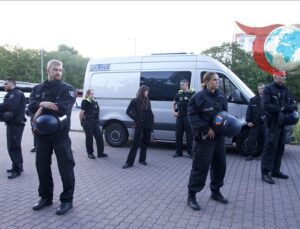 Berlin’de Gerilim: Gösteride Milletvekili ve Polis Arasında Yaşanan Olaylar