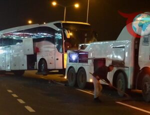 Düzce’de Tır ve Yolcu Otobüsü Çarpıştı: Trafik Kısa Süreli Aksadı