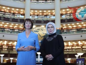 Emine Erdoğan ve Almanya Başbakanı’nın Eşi İstanbul’da Bir Araya Geldi