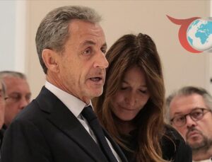 Eski Fransa Cumhurbaşkanı Sarkozy La Sante Cezaevi’ne Giriyor