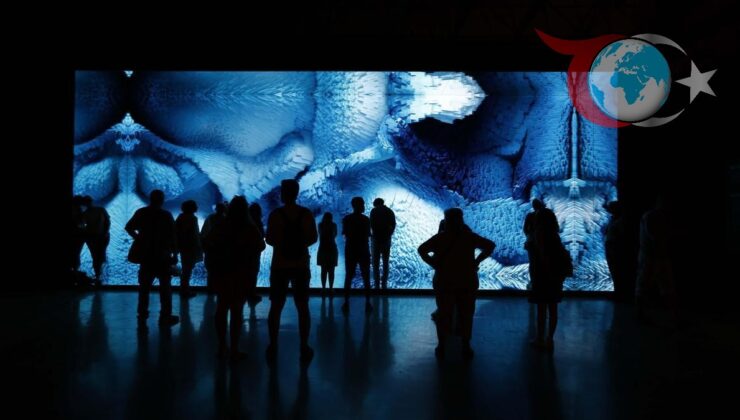 İzmir’de Eşsiz Sanat Buluşması: Atatürk ve Refik Anadol Sergileri Yoğun İlgi Görüyor