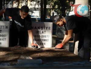Karacabey’de Kardeşlerin Gönüllü Mezar Temizliği Fenomen Haline Geldi