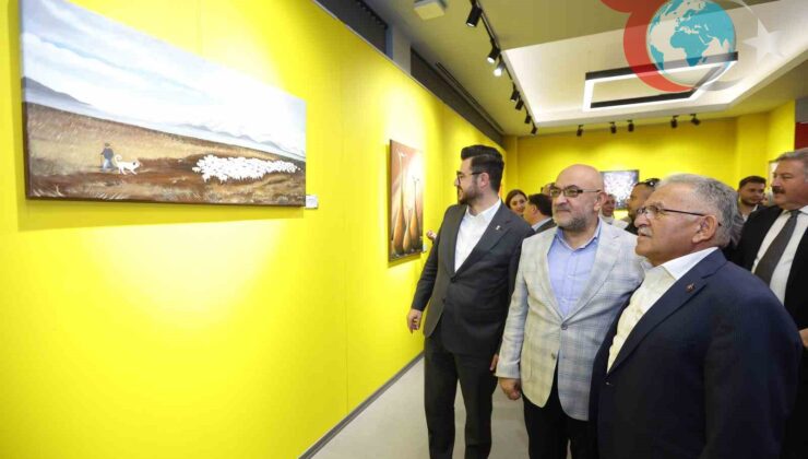 Kayseri Büyükşehir Belediye Başkanı Büyükkılıç Sanatseverlerle Bir Arada