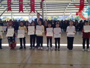 Kütahya Hisarcık’ta Cumhuriyet Bayramı Coşkusu: Öğrenciler Ödüllerle Taçlandırıldı